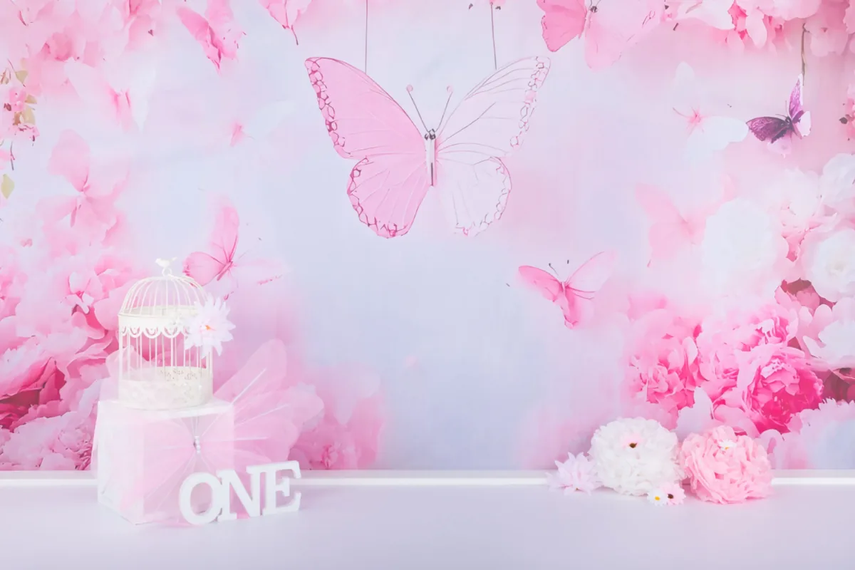 Roze cake smash decor met vlinders, bloemenwand, vogelkooi en ONE-letters, fotostudio Zoetermeer