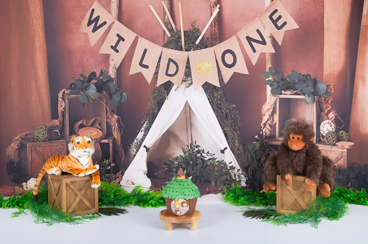 Wild One cake smash decor met tipi, tijger en aap en een boomtaart, cakesmash fotoshoot Zoetermeer