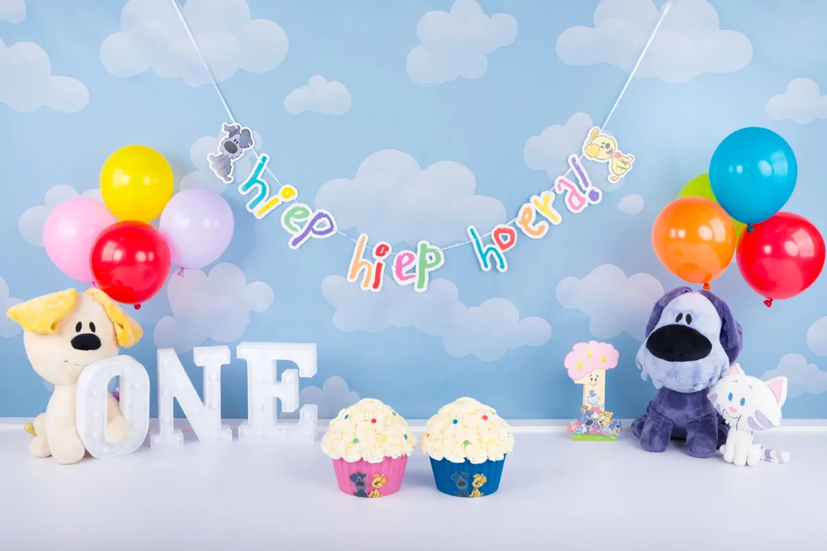 Woezel en Pip cake smash decor met knuffels, ballonnen en een hiep hiep hoera slinger, cakesmash Zoetermeer