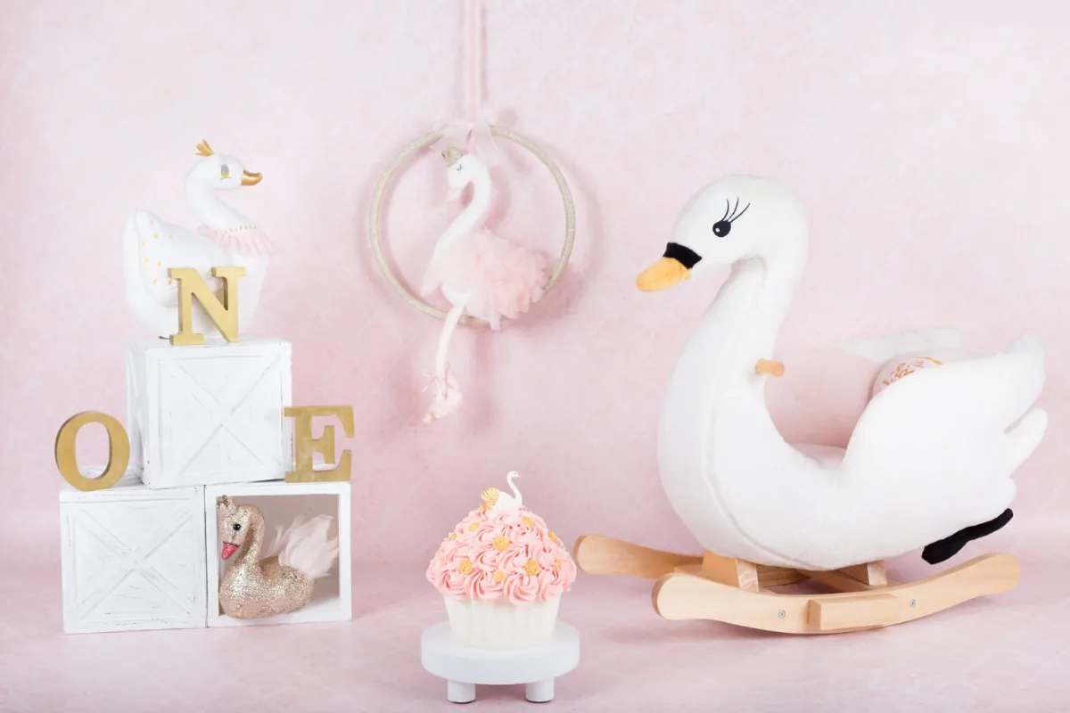 Zwanen cake smash decor met zwaan-hobbelpaard en roze taart met zwaantje, cakesmash fotoshoot Zoetermeer