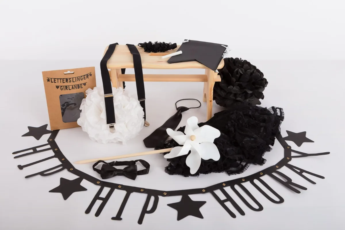 Zwart-wit cake smash decor met hip hip hooray slinger, bretels, vlinderdas en zwarte tutu, fotostudio Zoetermeer