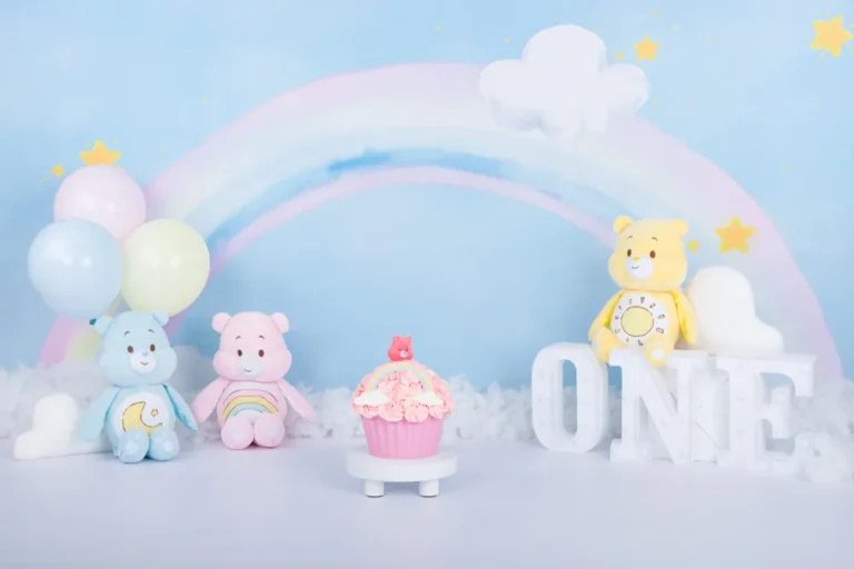 Troetelbeertjes cake smash decor met regenboog, wolkjes, ballonnen en Care Bears knuffels, cakesmash fotoshoot Zoetermeer