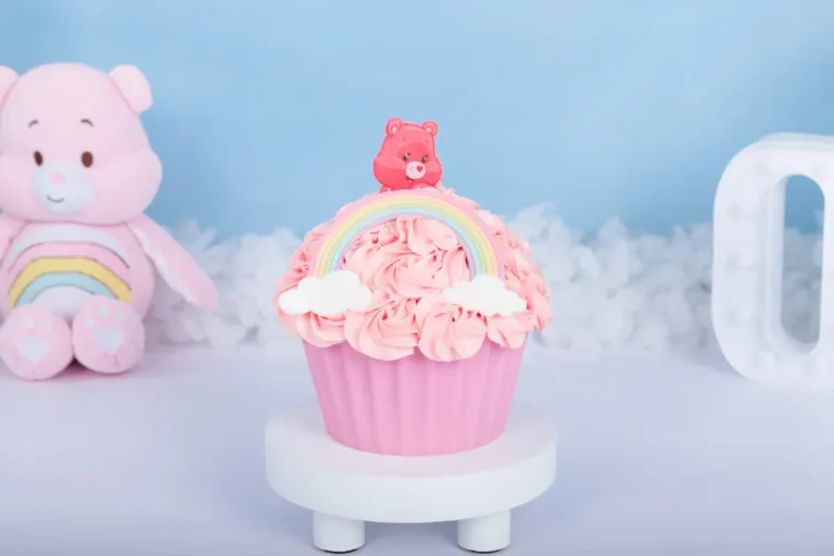 Roze cake smash taart met pastelregenboog, wolkjes en een Troetelbeertje bovenop, Zoetermeer