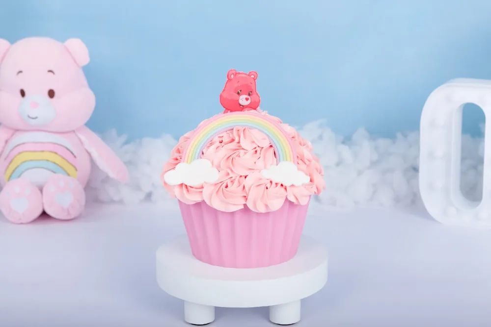 Roze cake smash taart met pastelregenboog, wolkjes en een Troetelbeertje bovenop, Zoetermeer