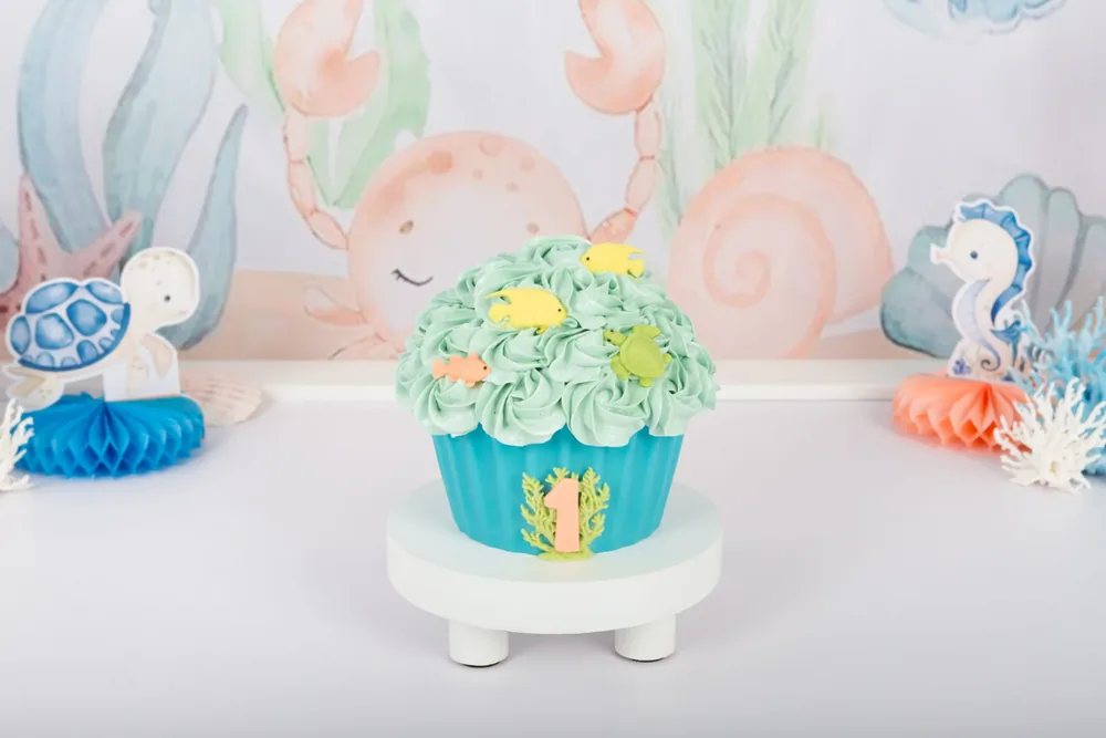 Cake smash taart met mintgroene rozetten, visjes en een schildpadje op een turquoise wikkel, Zoetermeer