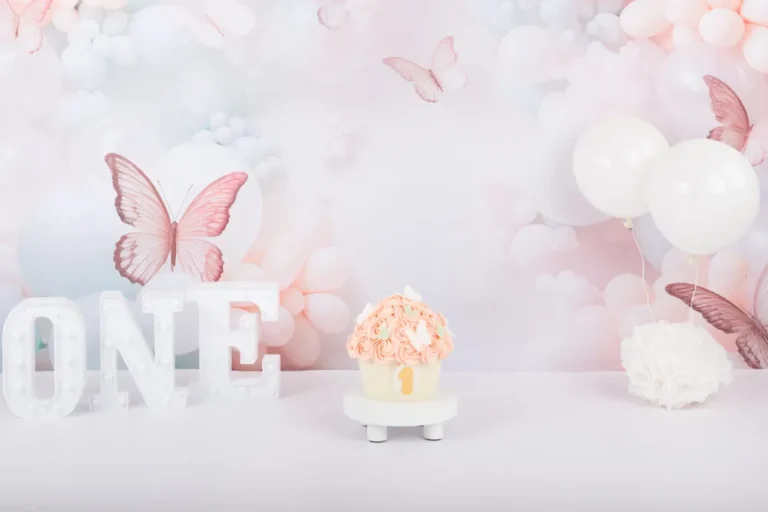 Pastel cake smash decor met ballonnenwand, roze vlinders en ONE-letters, cakesmash fotoshoot Zoetermeer