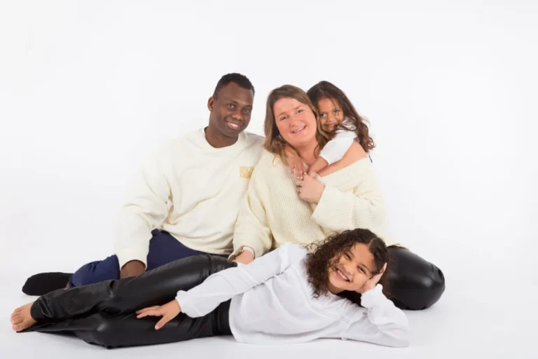 Gezin met twee kinderen tijdens familie fotoshoot in de studio in Zoetermeer