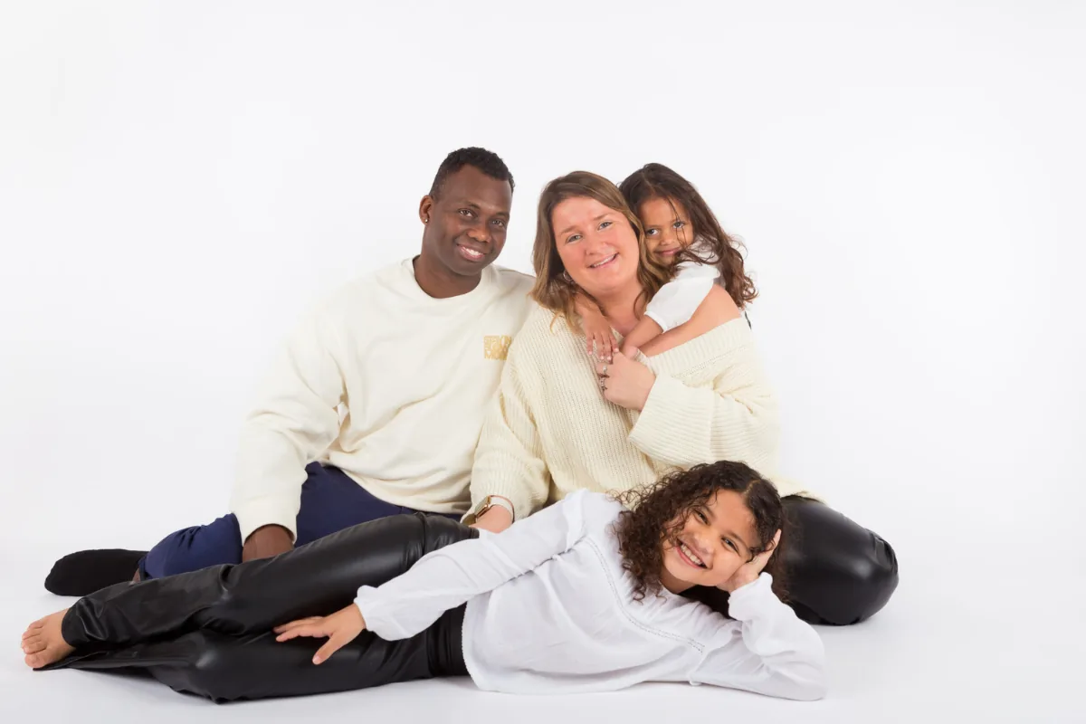 Gezin met twee kinderen tijdens familie fotoshoot in de studio in Zoetermeer