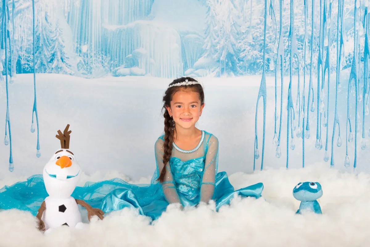 Meisje als Elsa met Olaf knuffel tijdens Frozen thema fotoshoot in Zoetermeer