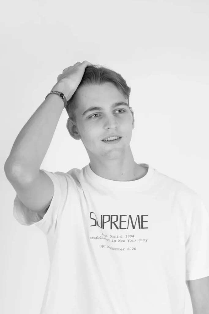 Zwart-witportret van een jongeman met zijn hand in zijn haar