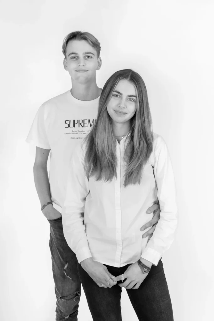 Zwart-witportret van twee tieners tegen een witte achtergrond