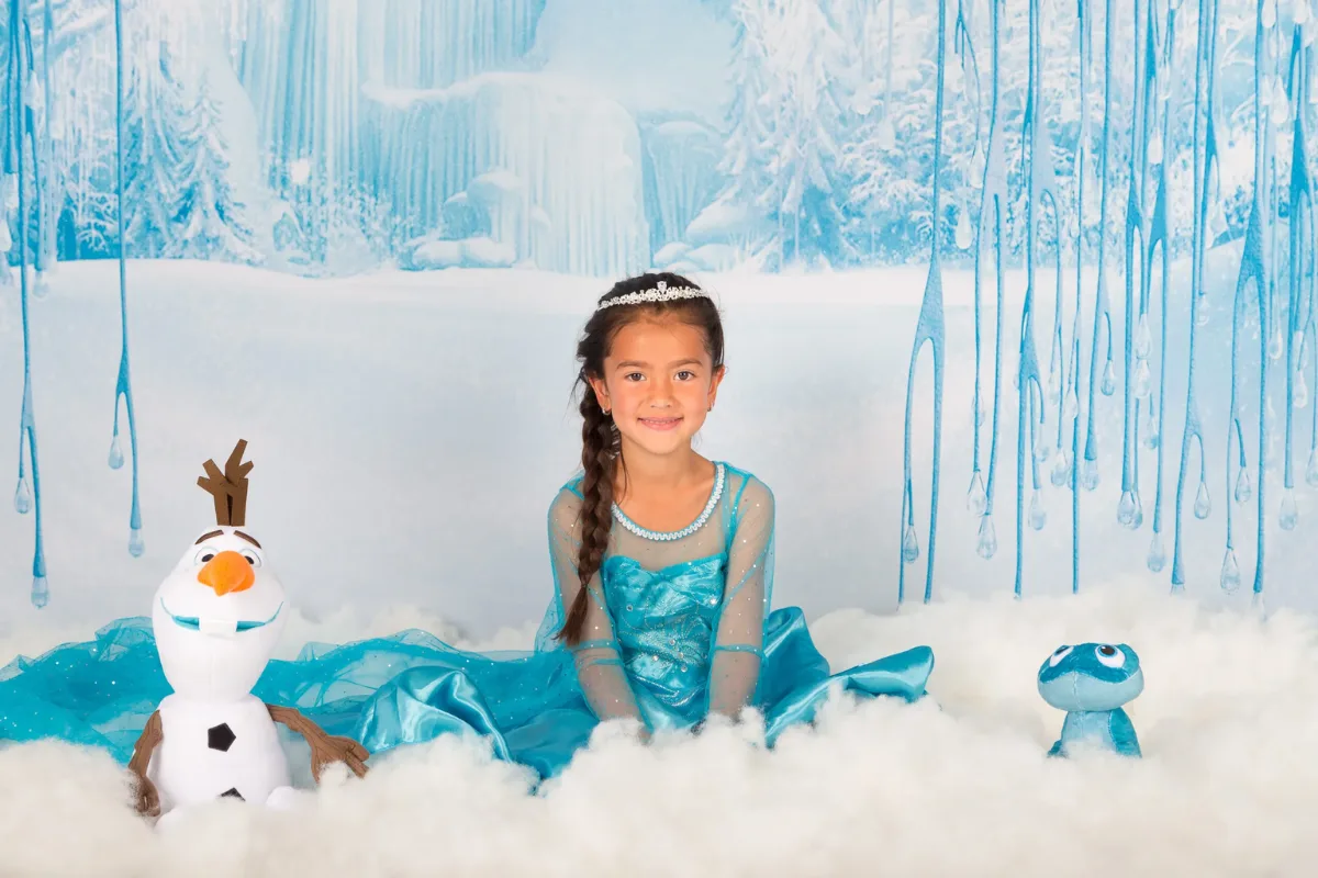 Meisje als Elsa in een Frozen decor met Olaf tijdens een thema fotoshoot