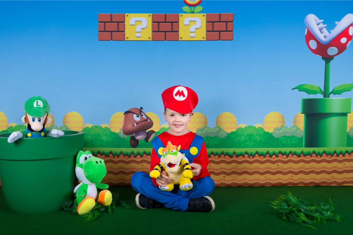 Jongen verkleed als Mario in een Super Mario decor
