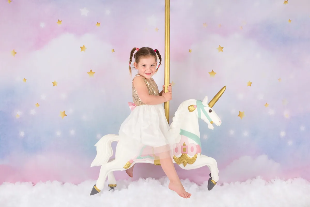 Meisje op een eenhoorn in een roze Unicorn decor