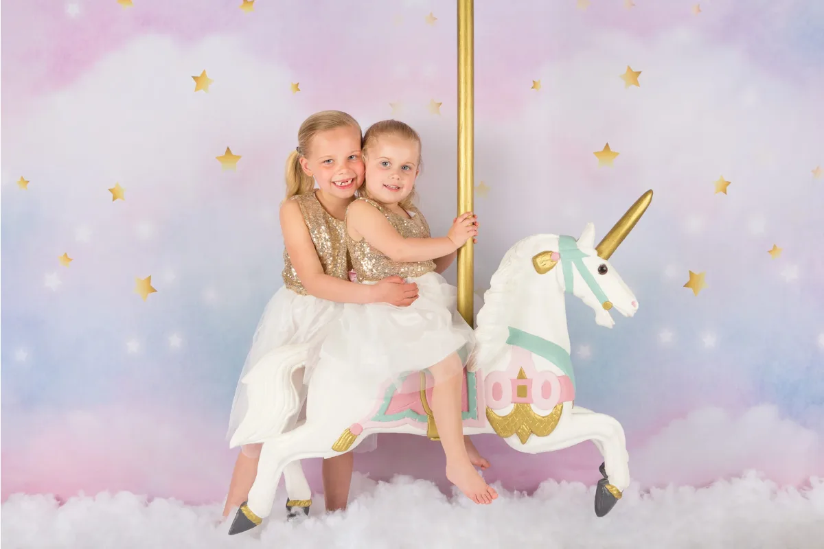 Twee meisjes samen op een eenhoorn in een Unicorn decor